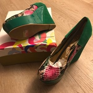 wedge pumps.  new in box. GREEN size 7.5
